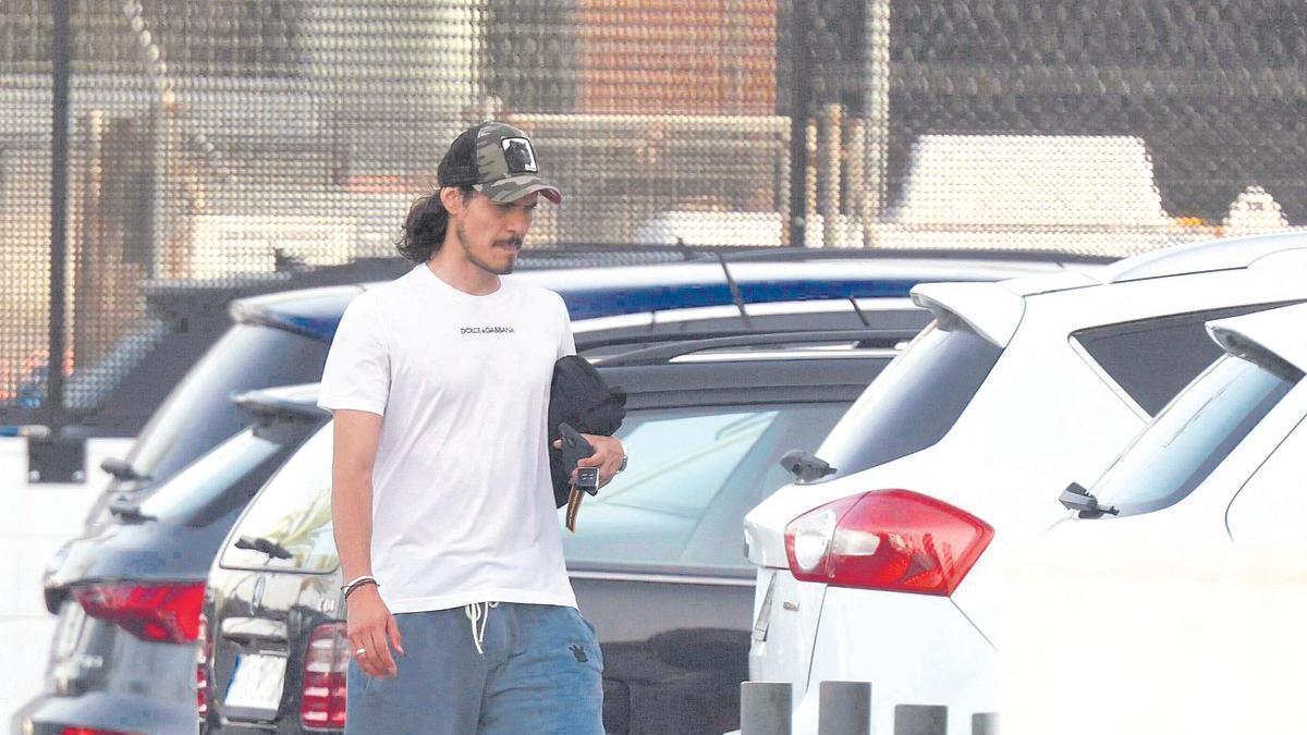 Cavani, a la salida de un entrenamiento en Paterna.