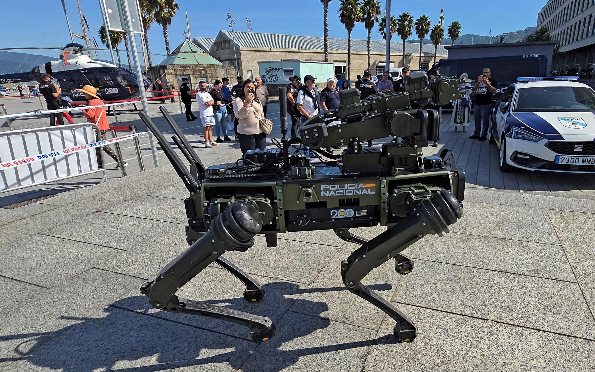 Los perros policía y el robot Sira, protagonistas en la "Exposición de Medios" de la Policía Nacional