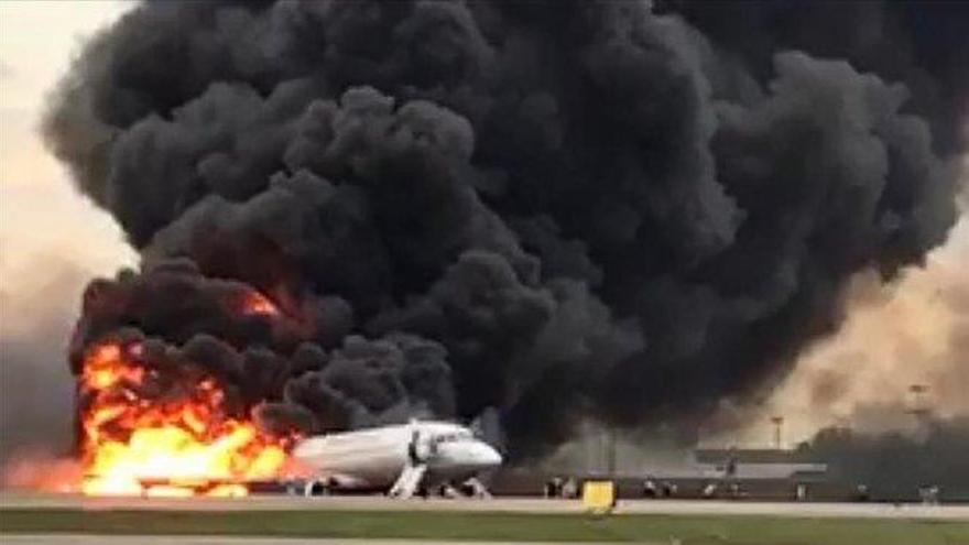 Así se vivió el trágico incendio dentro del avión en Moscú