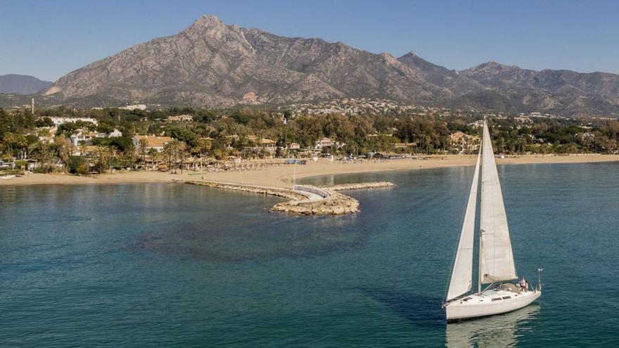 Un velero navega a poca distancia de las costas de Marbella. | L.O.