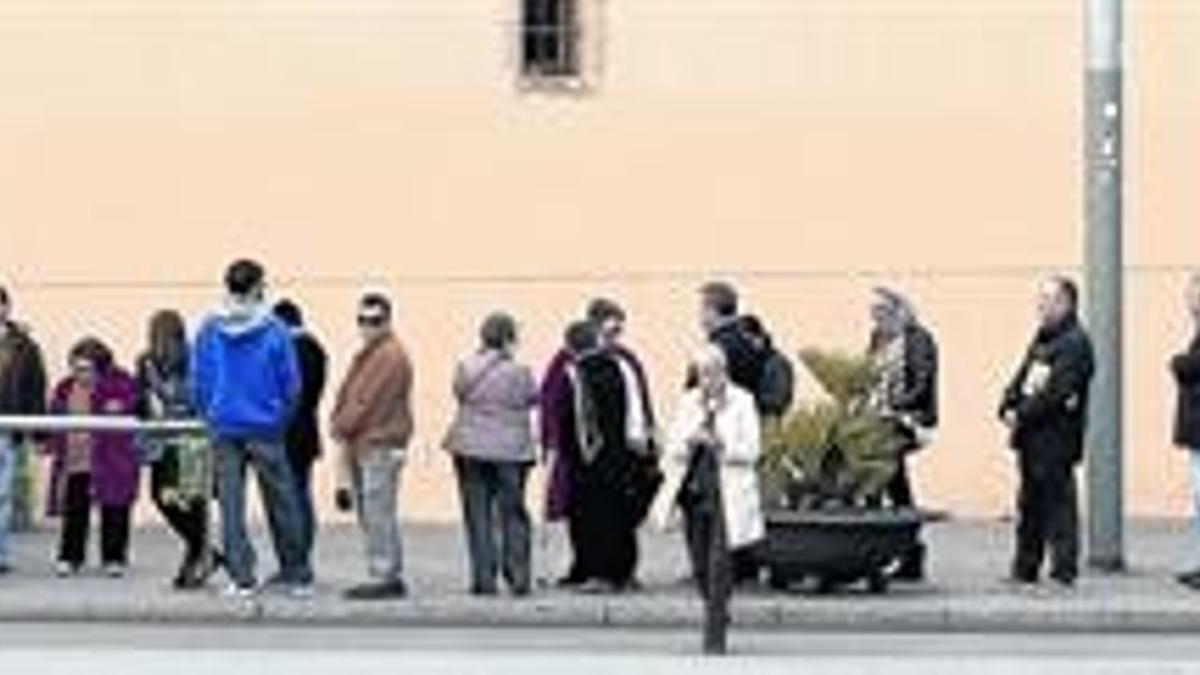Imagen de la larga cola de votantes en la Escola Vedruna de Barcelona.