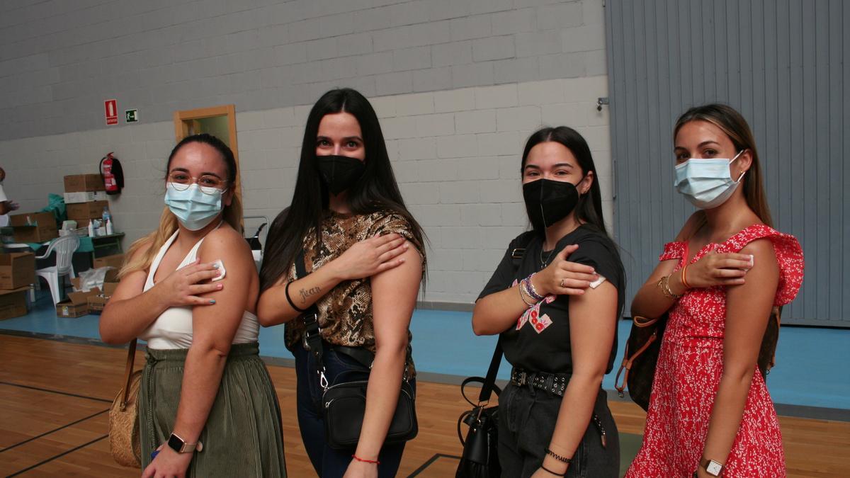 Irene, Cynthia, Vanesa y Ainhoa, tras recibir su vacuna.