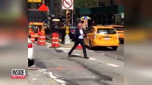 Harrison Ford dirigeix el trànsit als carrers de Nova York.