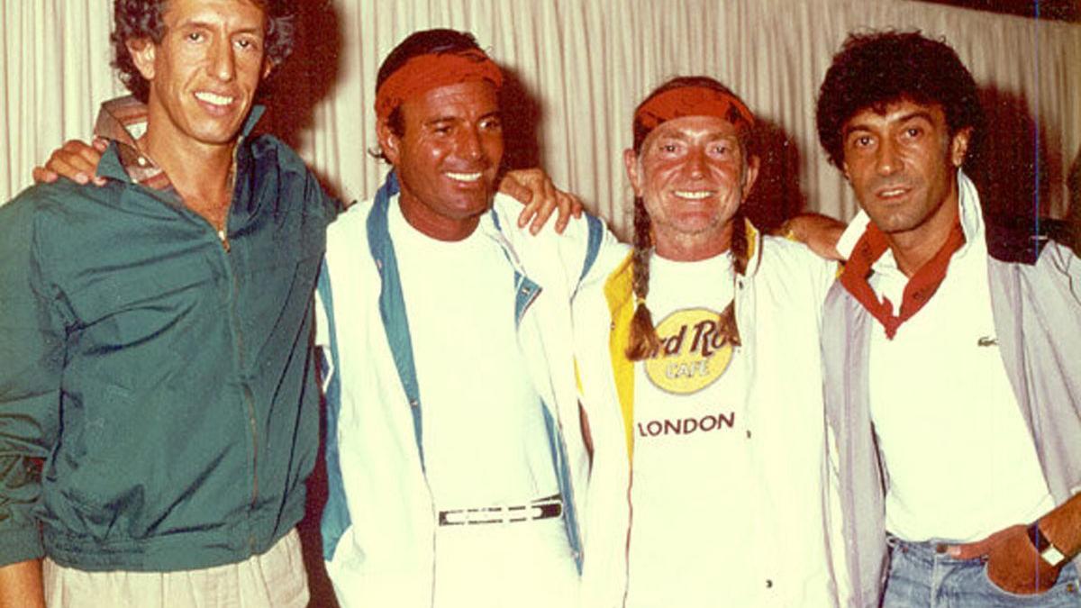 Julio Iglesias, con el productor Richard Perry a su derecha y los músicos Willie Nelson y Albert Hammond a su izquierda, en los años 80.