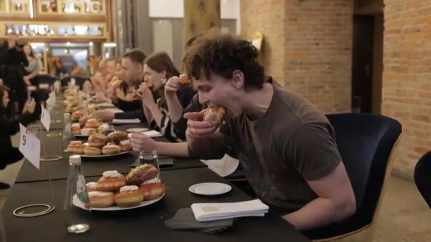 Los polacos 'se hinchan' a donuts como parte del ‘Jueves Gordo’