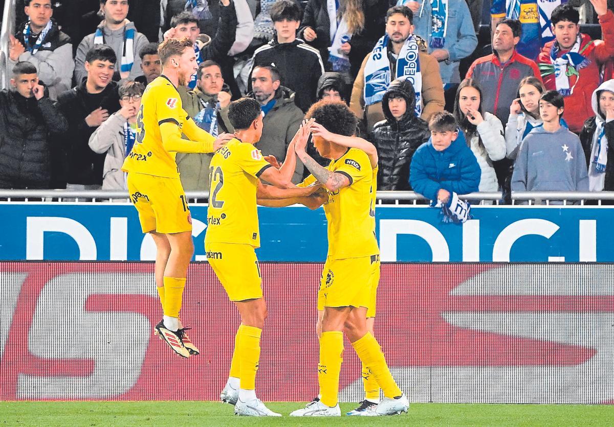 Vanat, Vitor Reis i Witsel celebren el gol de l’empat del Girona dilluns a la nit a Mendizorrotza contra l’Alabès.
