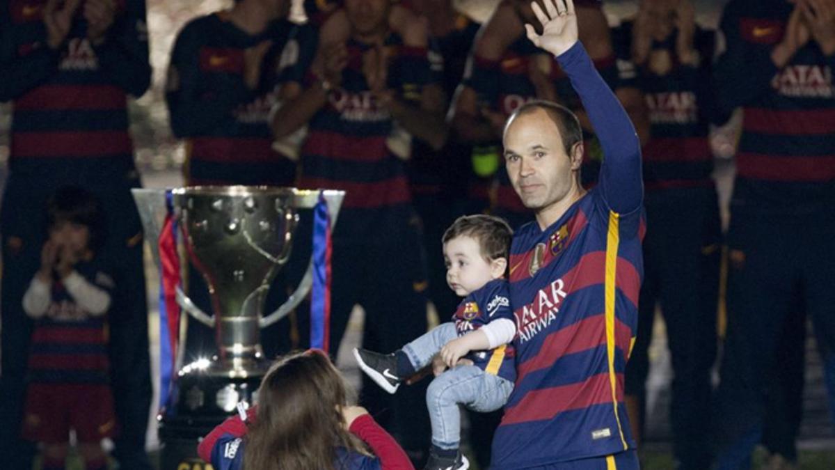 Iniesta se dirigió al barcelonismo en catalán en la fiesta de este lunes en el Camp Nou