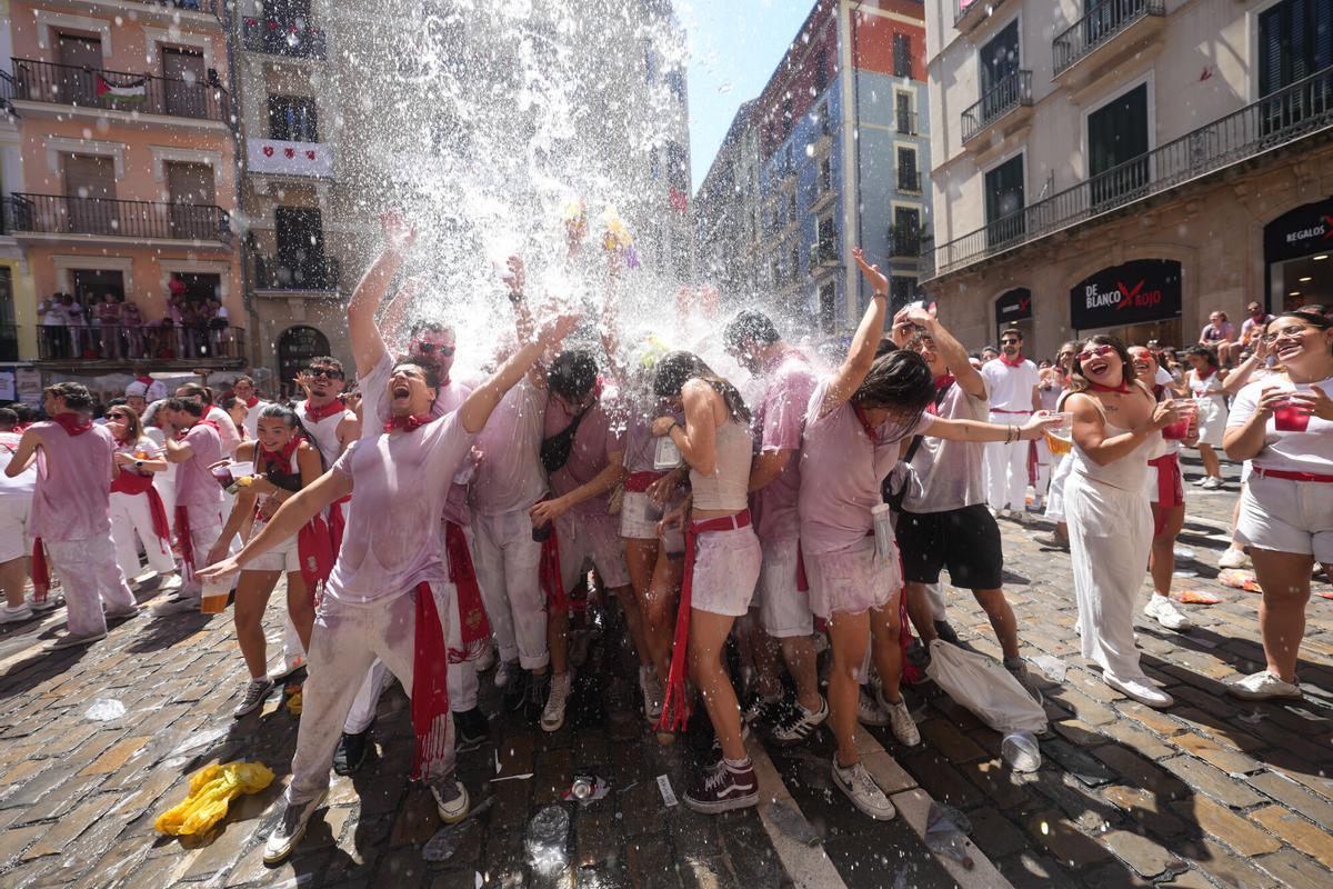 PAMPLONA (ESPAÑA), 06/07/2026.- Vista del ambiente en la Plaza de Ayuntamiento este lunes tras el Chupinazo a cargo de dos representantes de la Subdirección de Urgencias de Navarra con el que da comienzo los Sanfermines 2026, nueve días festivos para los que se han programado más de 500 actos. EFE/Ainhoa Tejerina