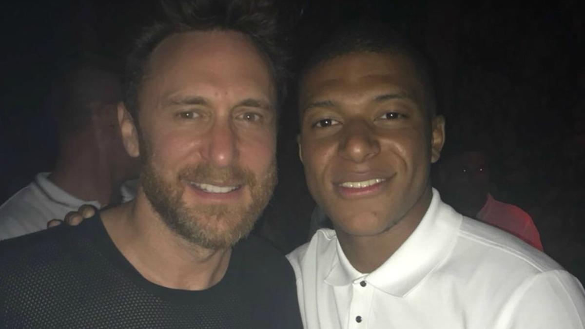 El DJ David Guetta y Kylian Mbappé posan juntos en Ibiza