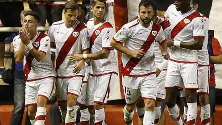 Los jugadores del Rayo celebran uno de los goles logrados el domingo ante el Cádiz.