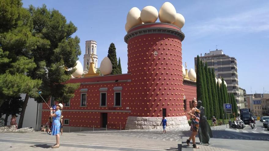 La Torre Galatea torna a mostrar el seu atractiu surrealista.