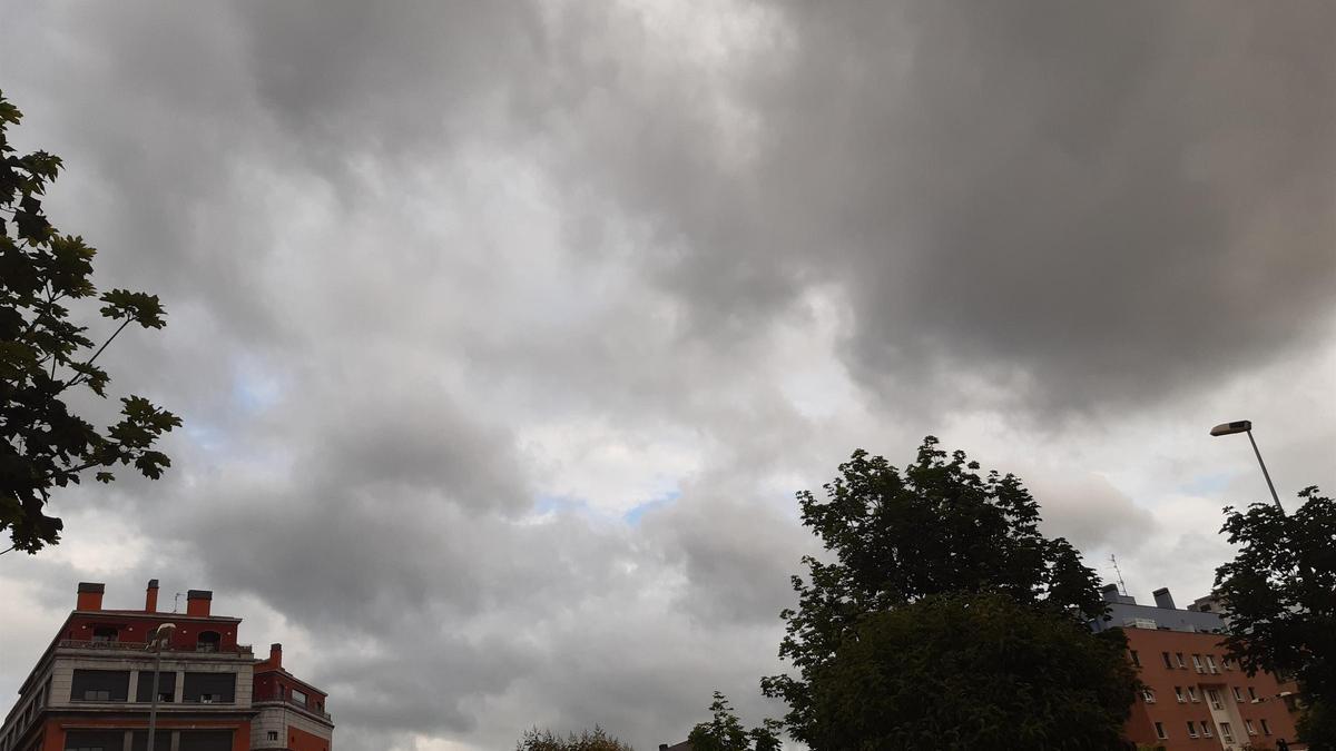 BALEARES.-Cielos nubosos este domingo en Baleares con precipitaciones localmente fuertes o persistentes en Ibiza