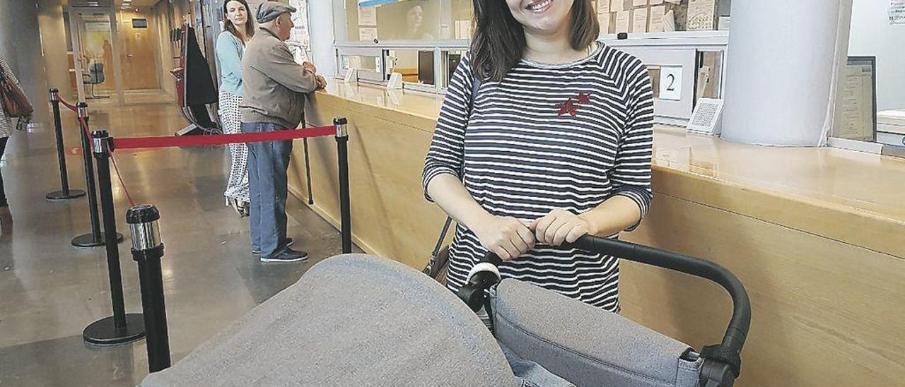 Graciela Fonseca acudió ayer al Registro Civil de Oviedo para modificar el libro de familia.