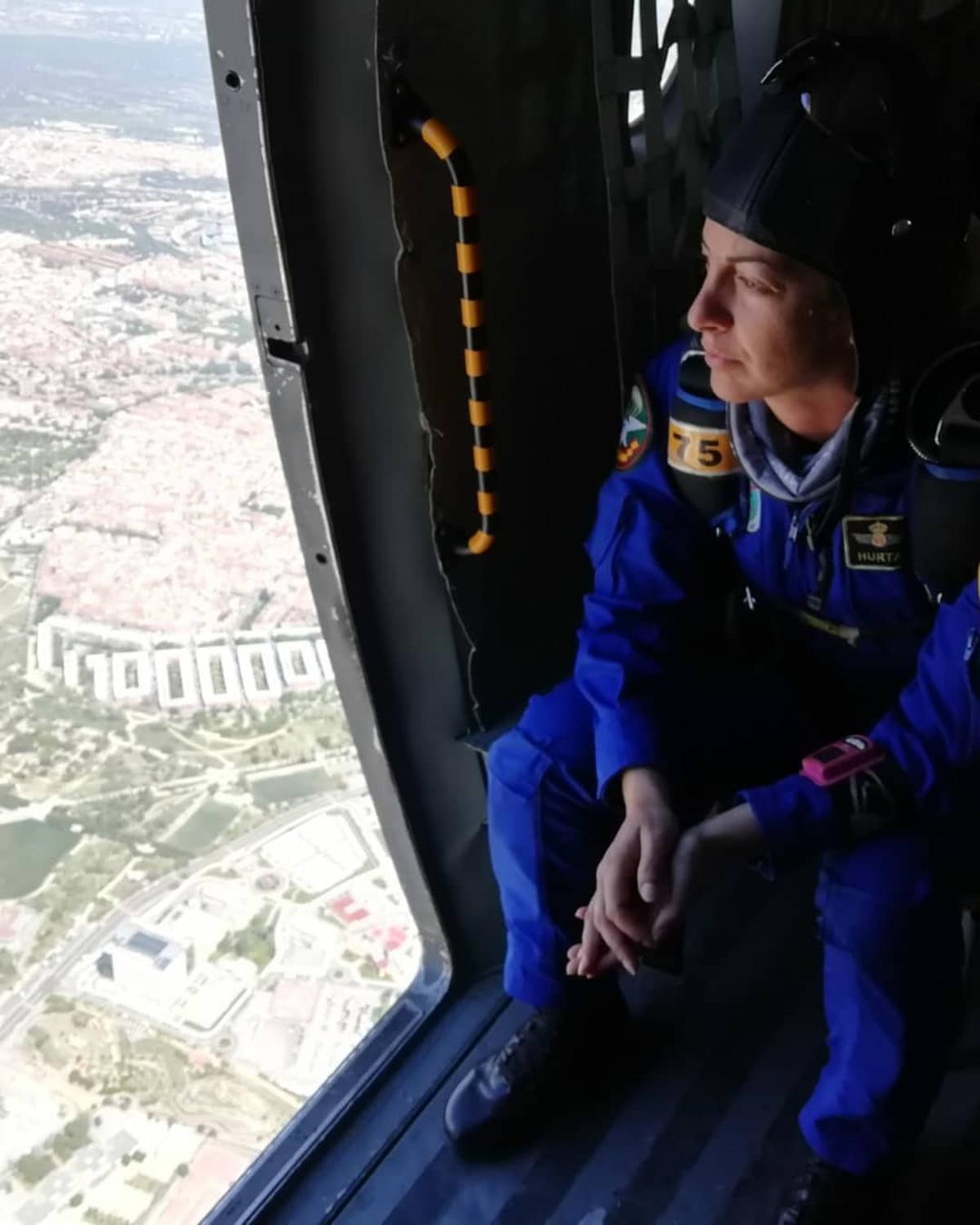 La cabo ilicitana Carmen Gómez, antes de saltar en un vuelo.