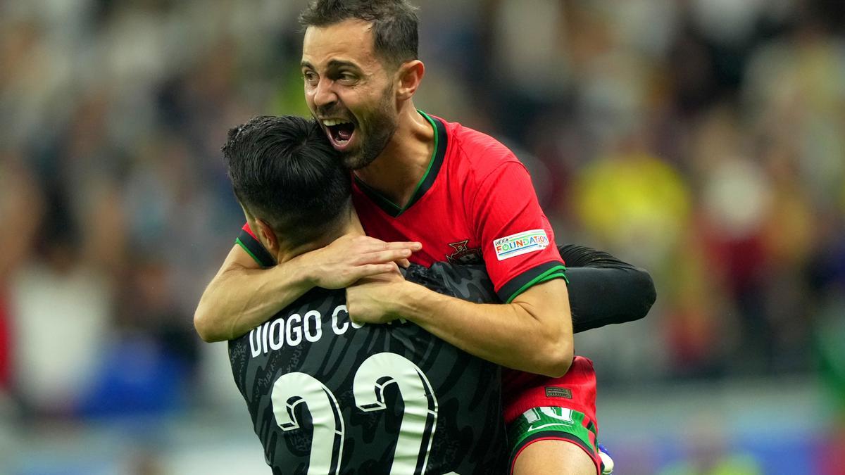 Diogo Costa y Bernardo Silva celebran la clasificación de Portugal a cuartos de final de la Eurocopa en los penaltis.