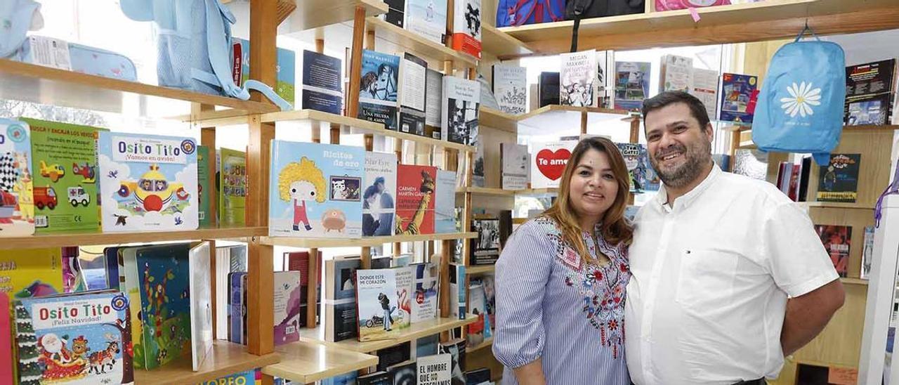 Glenda y Fernando, en la librería.