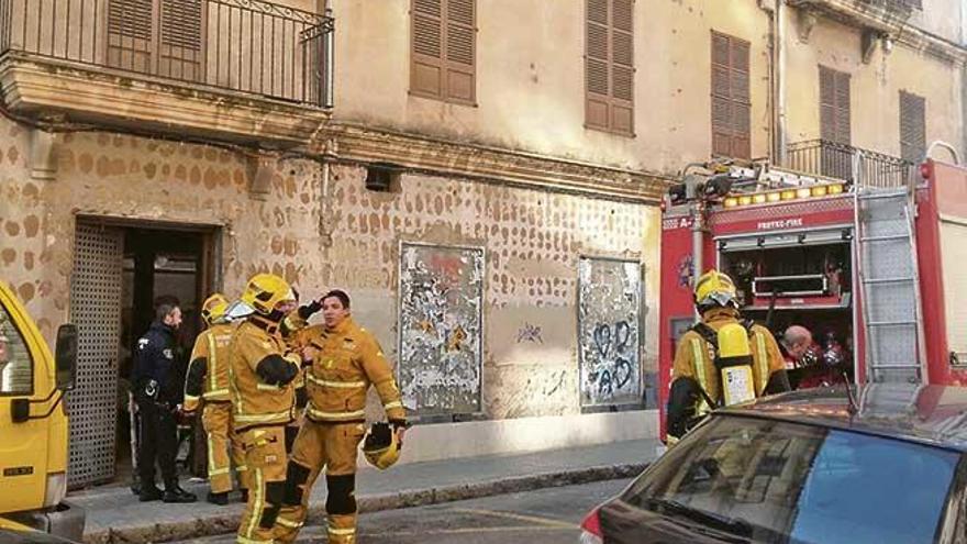 Dotaciones de los bomberos frente a la casa donde se registró el incendio.