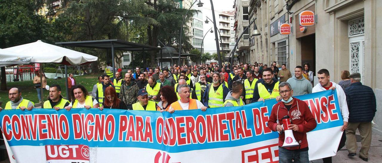 Movilización de sindicatos y trabajadores por el centro de la capital ourensana. |   // I.O.