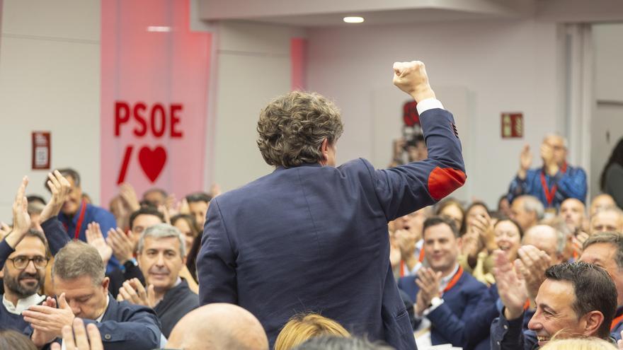 El PSOE fa un últim i massiu intent en la seva seu perquè Sánchez no dimiteixi: &quot;President, val la pena que guanyin els bons&quot;