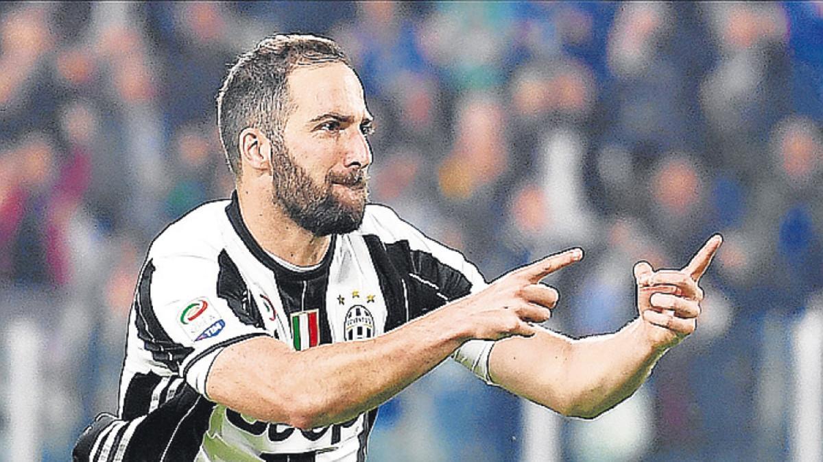 Gonzalo Higuaín celebra uno de los goles del triunfo de la Juventus sobre el Chievo
