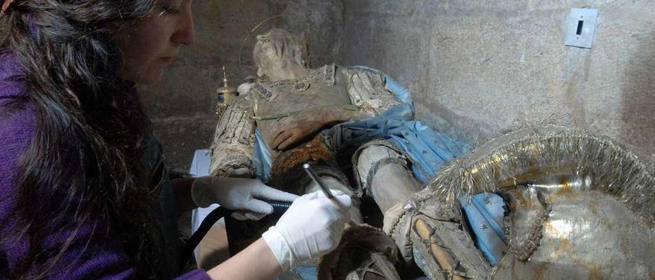 Restauración del cuerpo embalsamado como reliquia de San Fidel. // Iñaki Abella