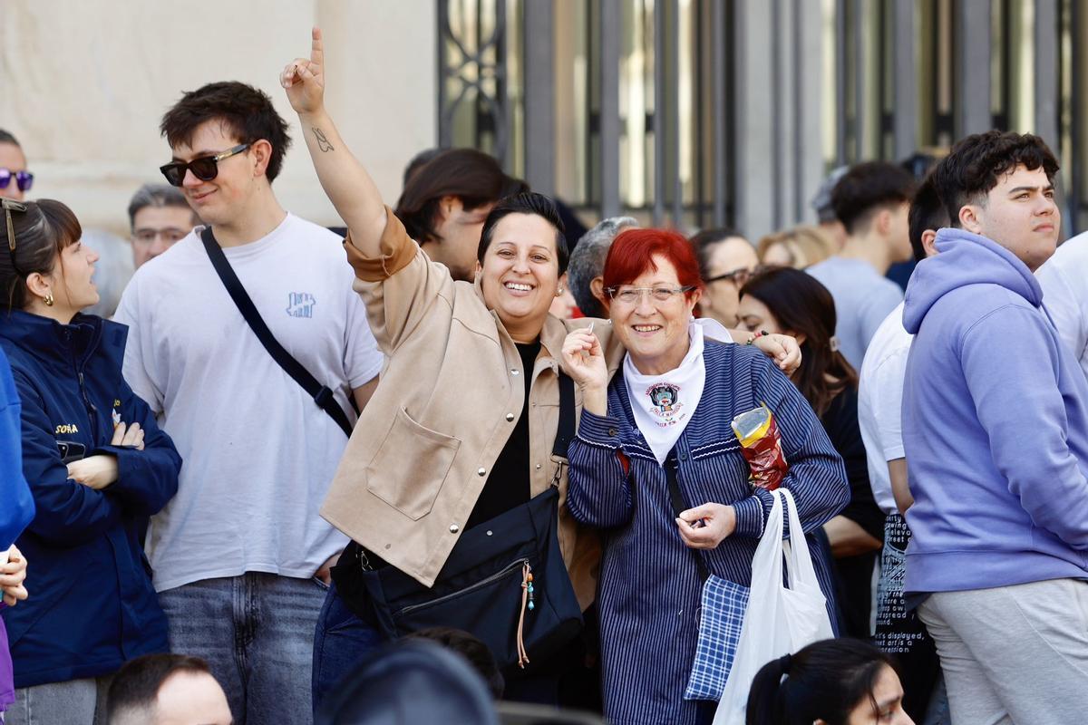 La plaza del Ayuntamiento, a reventar para la mascletà del viernes 13 de marzo: el sol dispara el ambiente fallero