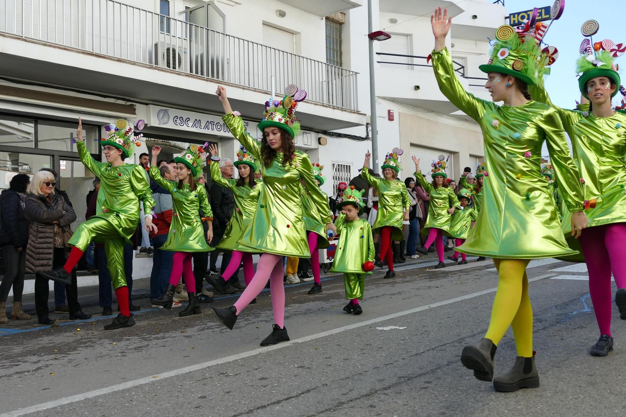 L'Escala s'acoloreix amb la rua de carnaval