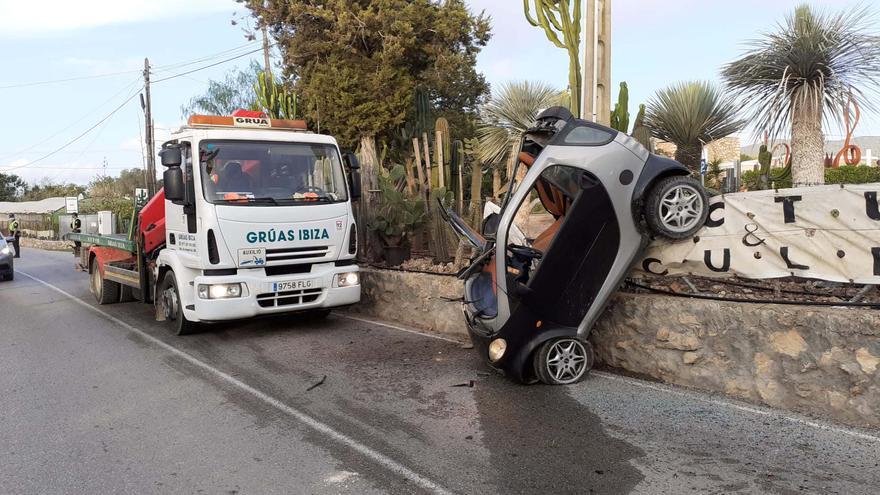 Un coche sale volando en una carretera de Ibiza y acaba sobre una valla