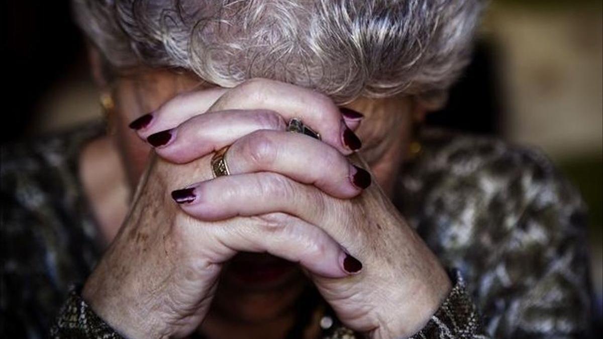 Una anciana en una residencia geriátrica.