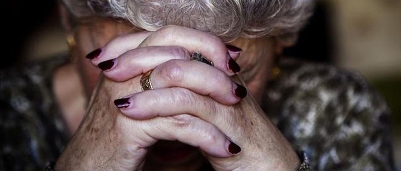 Una anciana en una residencia geriátrica.