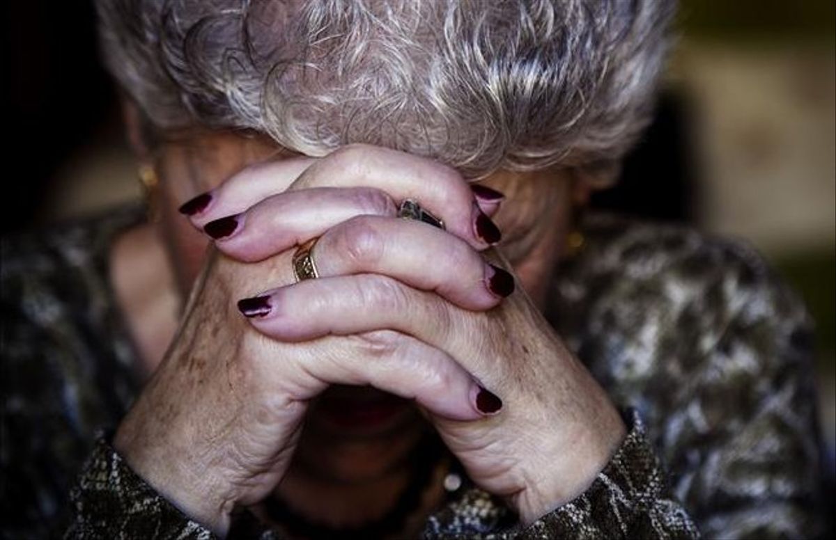 Una anciana en una residencia geriátrica.