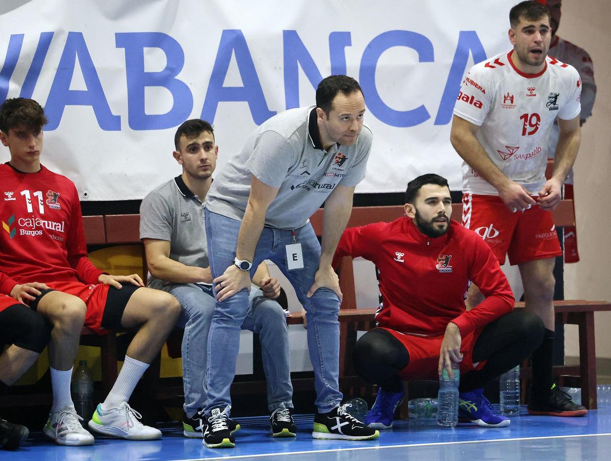 El entrenador vigués Roi Sánchez durante su etapa en el San Pablo Burgos y que hoy debuta al frente del EON Horneo Alicante, que se mide al Frigoríficos del Morrazo.