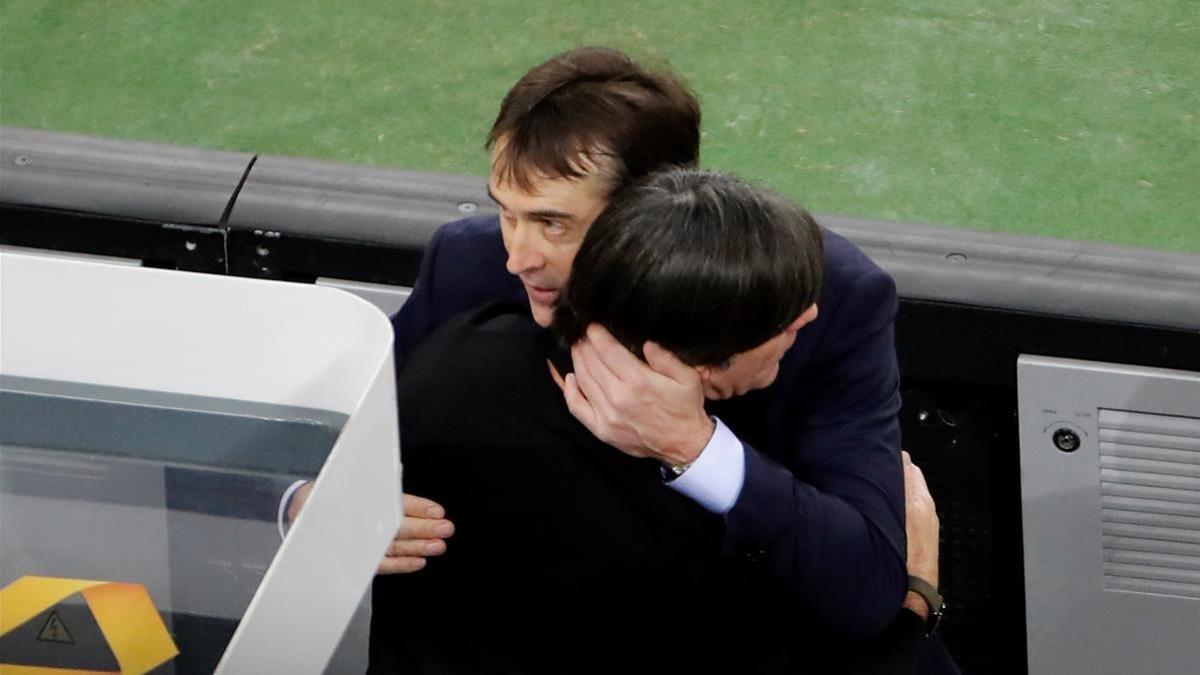 Lopetegui se abraza a Löw, su colega alemán, tras el empate en Dusseldorf.