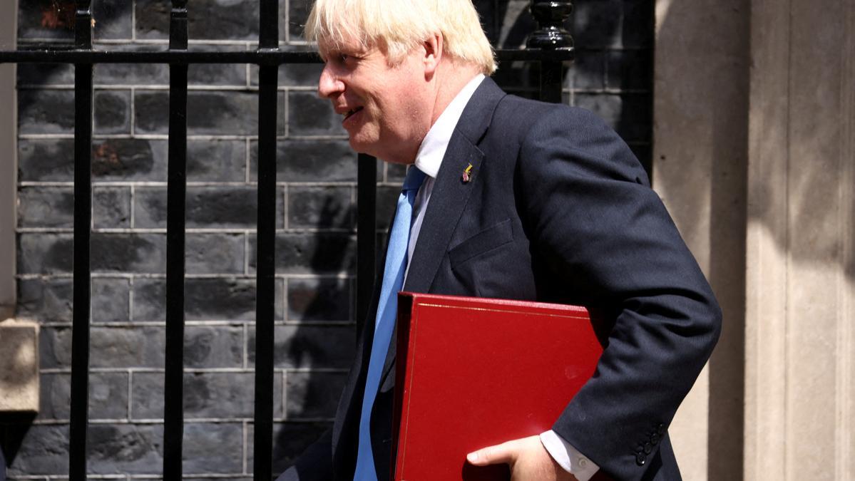 Boris Johnson, a su salida de Downing Street camino del Parlamento.