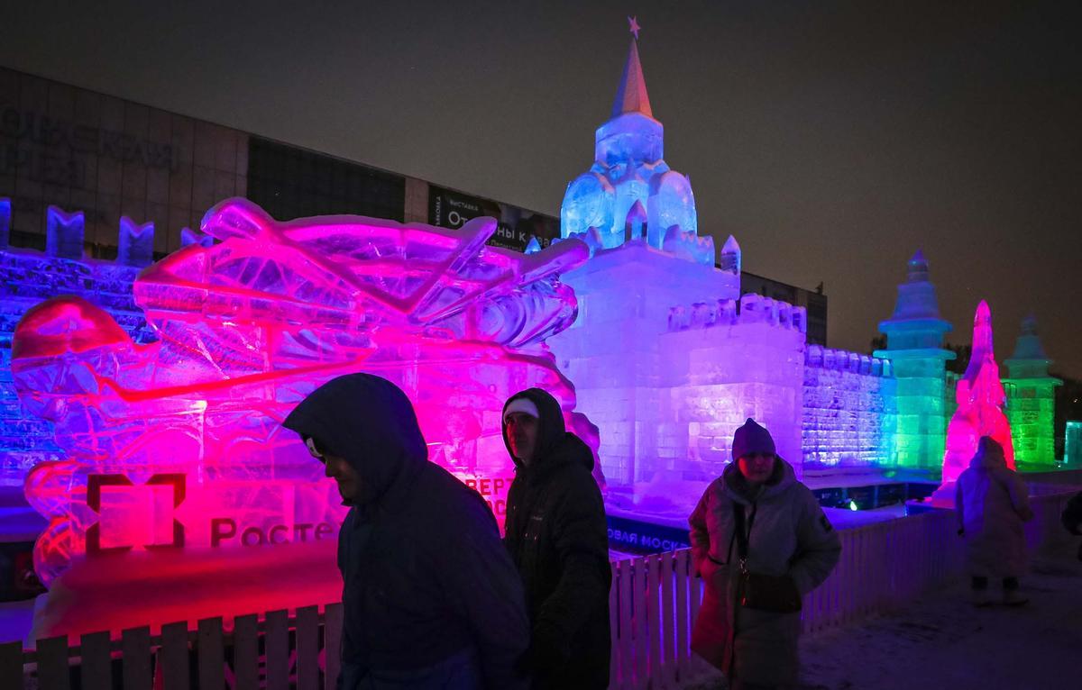 Esculturas y castillos de nieve en festivales de hielo de Moscú y  Heilongjiang, en el norte de China