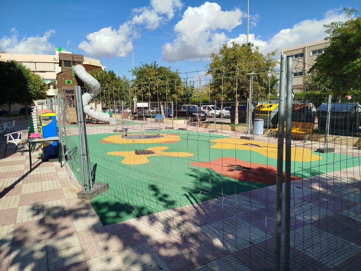 Un parque vallado en El Campello