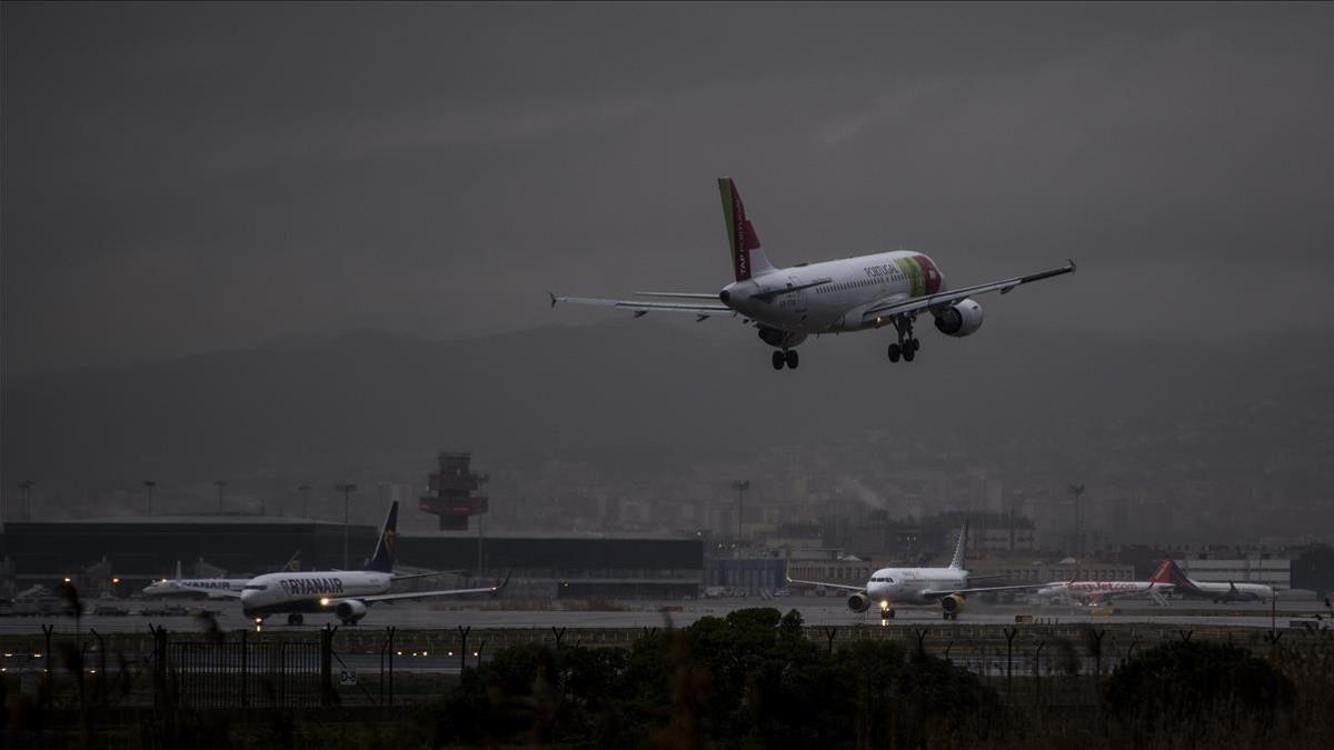 Un avion de la TAP portuguesa  aterrizando en la terminal 1 del aeropuerto de El Prat