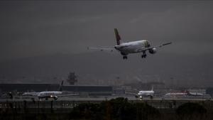  Un avion de la TAP portuguesa  aterrizando en la terminal 1 del aeropuerto de El Prat.