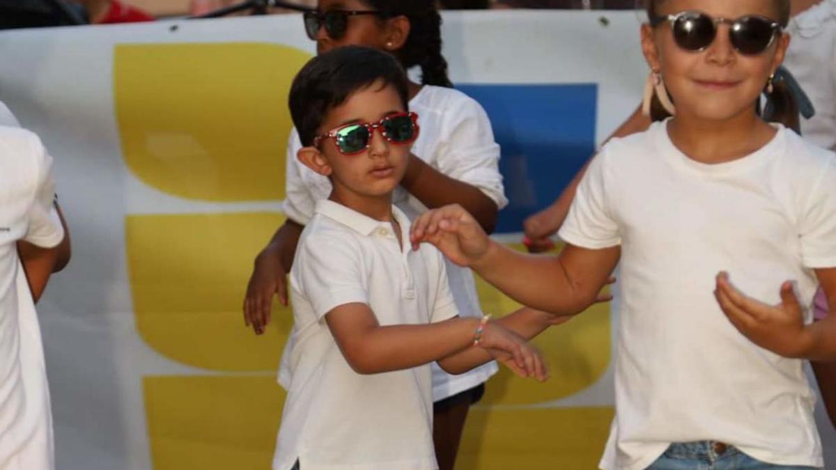 En el centro de la imagen, el pequeño Liam durante el festival solidario. |Cedida.