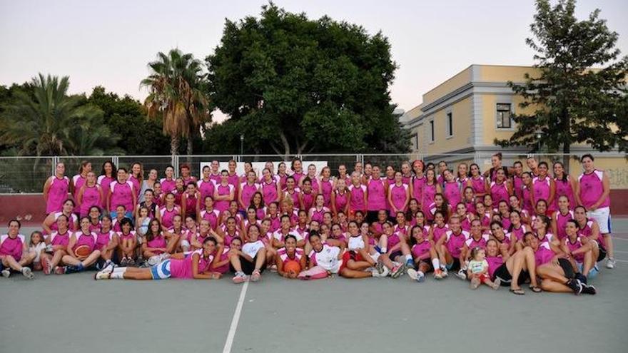 Todas las participantes de la última liga femenina celebrada en Los Guindos y que este año se «muda» a las pistas exteriores de San Miguel en Torremolinos.