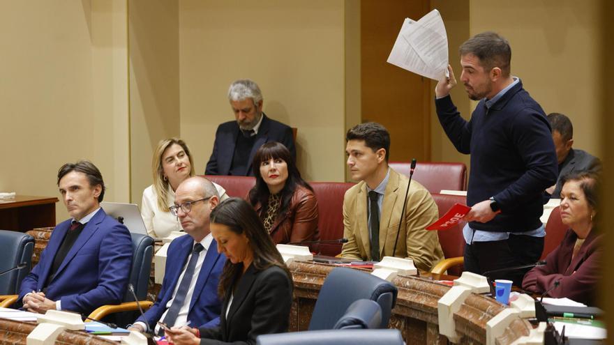 El diputado Miguel Ortega se dirige al consejero de Fomento, Jorge García Montoro, en la sesión de control de este jueves.