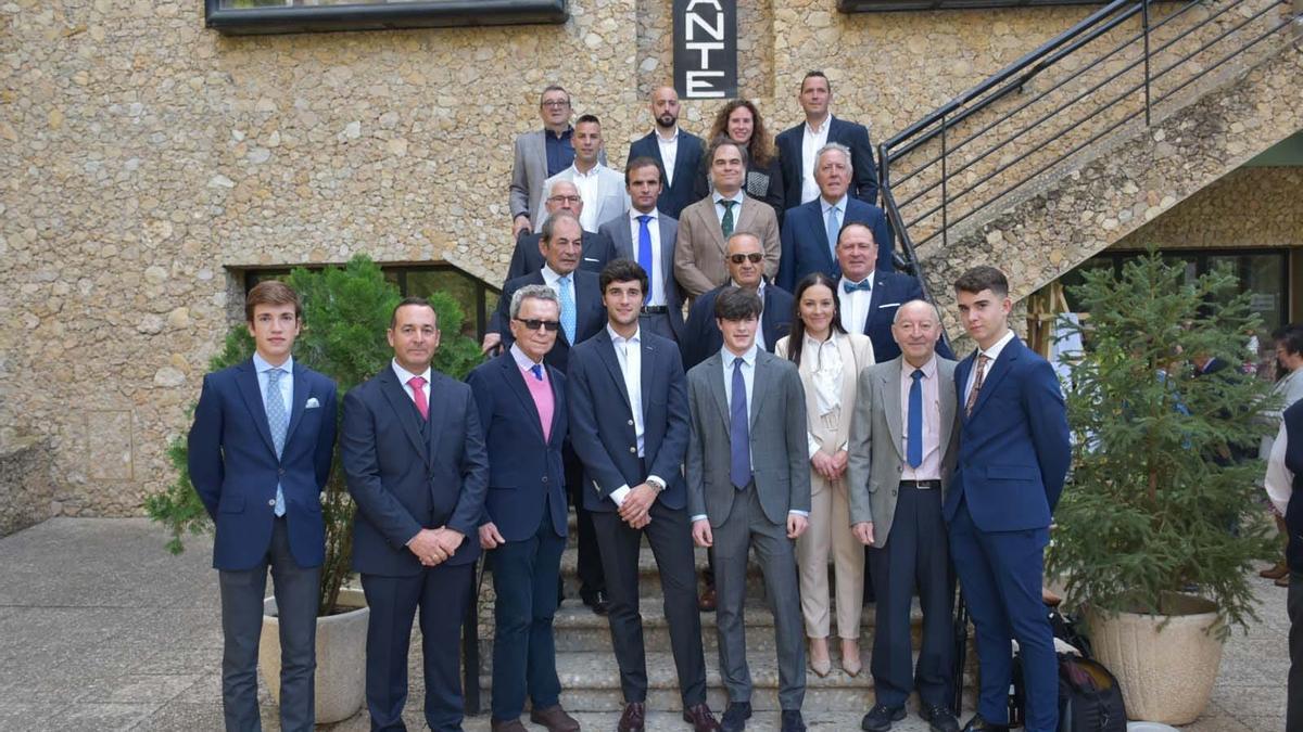 Foto de familia de los premiados con la junta de la Asociación Tuarina 'El Quite'