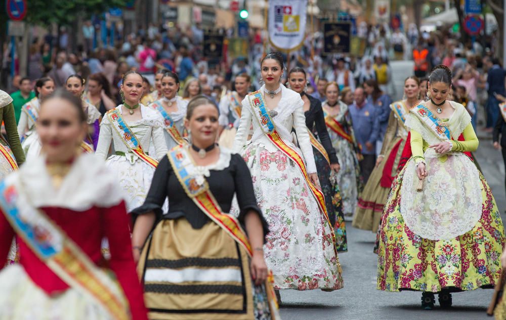 La apertura de las Hogueras del 90 aniversario resultó espectacular, con una gran participación de las comisiones, de veteranos festeros y de las Belleas del Foc.