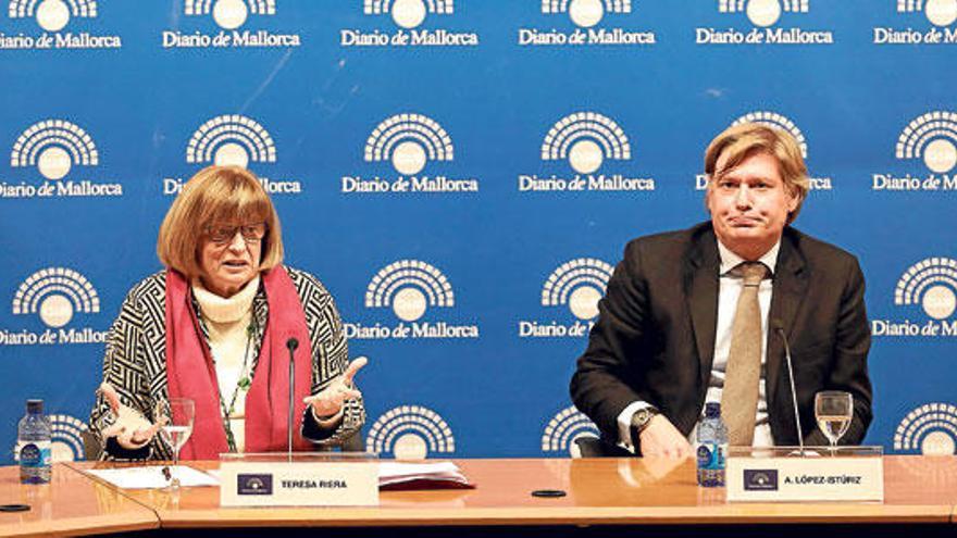 Teresa Riera y Antonio López-Istúriz durante el coloquio en el Club DIARIO de MALLORCA.