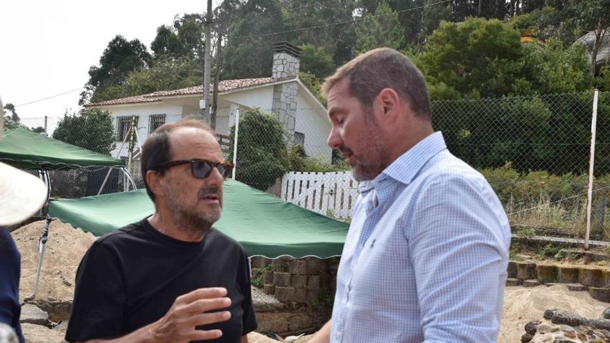 El conselleiro de Cultura (d.), durante la visita a Adro Vello, el pasado verano. |  Paco Luna