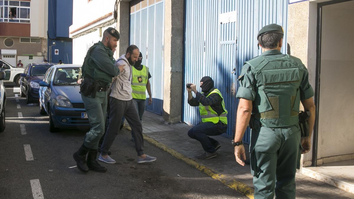 Yihadista detenido en Barajas en julio de 2015, trasladado por la Guardia Civil a su casa en Vecindario para efectuar el registro en su presencia.