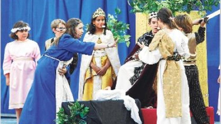 Un momento de uno de los &quot;misteris&quot; representados el sábado en la plaza de la Virgen.