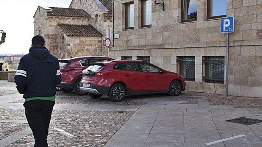 Vehículos aparcados junto a la Biblioteca pública.