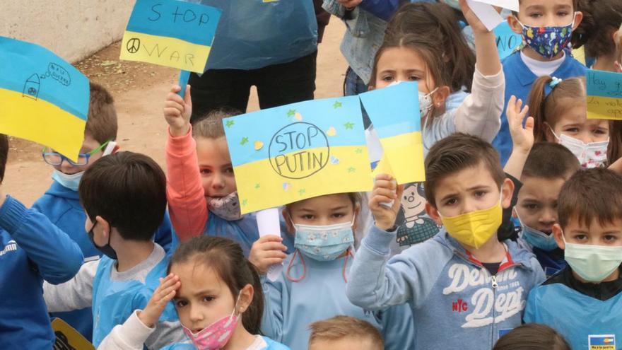 Todos con Ucrania 8 Alumnos del CEIP Mediterráneo en una concentración a favor de la paz.  | ÓSCAR BARRIONUEVO/CÓRDOBA