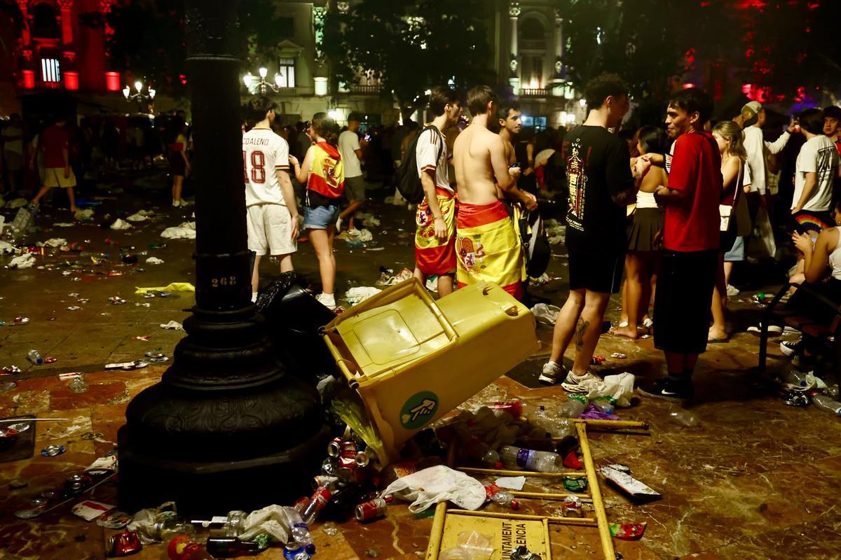 Así está viviendo la plaza del Ayuntamiento de València la final del Mundial de España